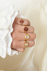 ''Vintage gold'' flower ring Garnet