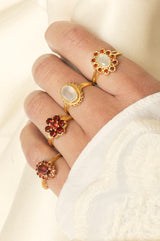 ''Vintage gold'' flower ring Garnet