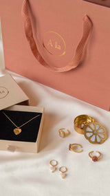 ''Vintage gold'' flower ring Garnet