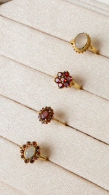 ''Vintage gold'' flower ring Garnet