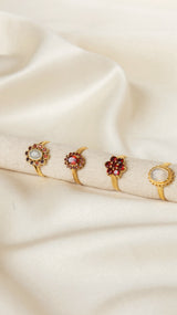 ''Vintage gold'' flower ring Garnet