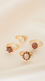 ''Vintage gold'' flower ring Garnet