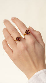 ''Vintage gold'' flower ring Garnet