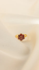 ''Vintage gold'' flower ring Garnet