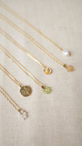 Witte kwarts/april geboorte bloem ketting