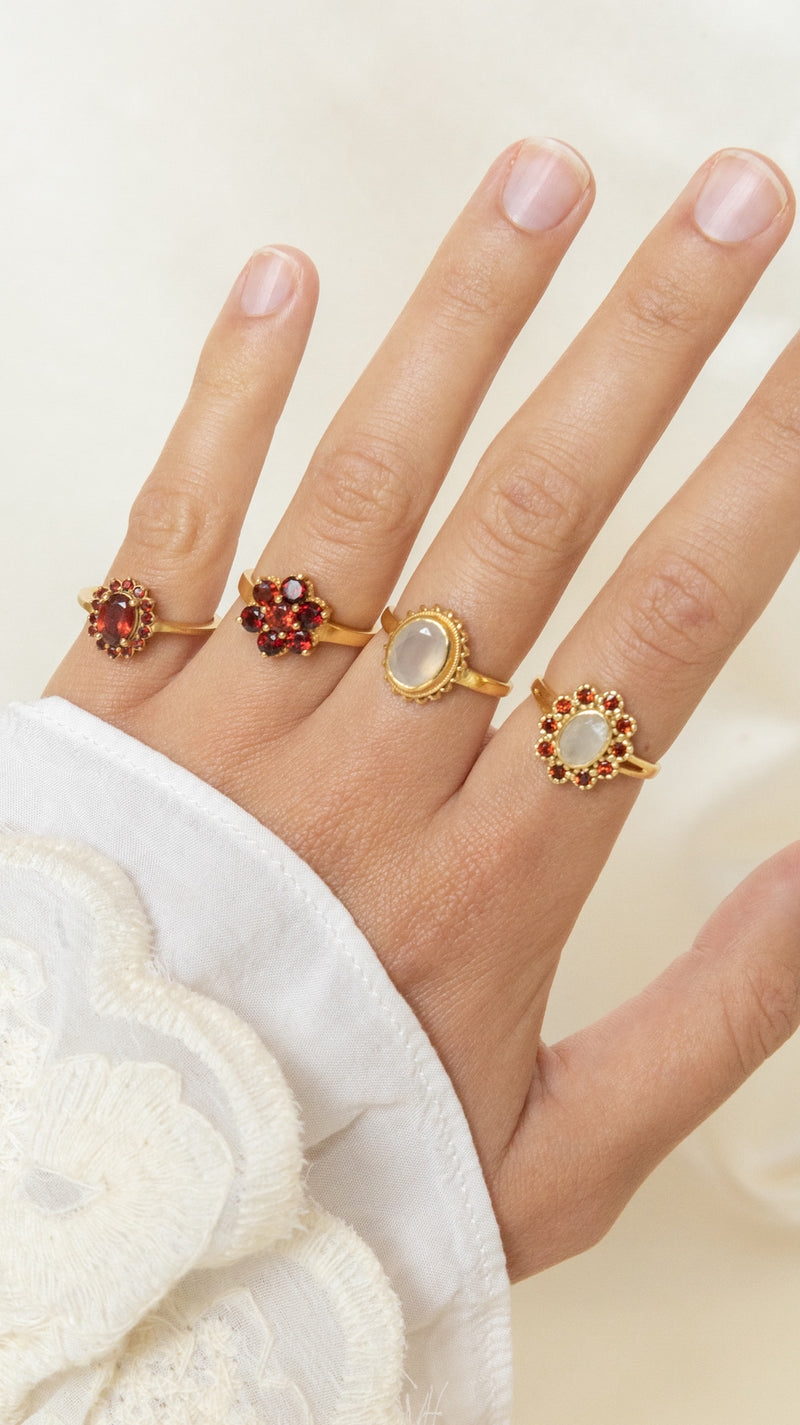 ''Vintage gold'' flower ring Garnet