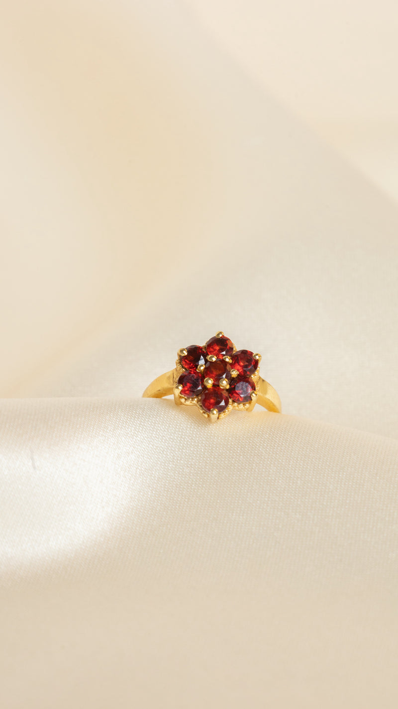 ''Vintage gold'' flower ring Garnet